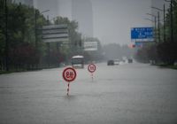 鄭州市民朋友們，暴雨期間請注意留意警示標志牌！